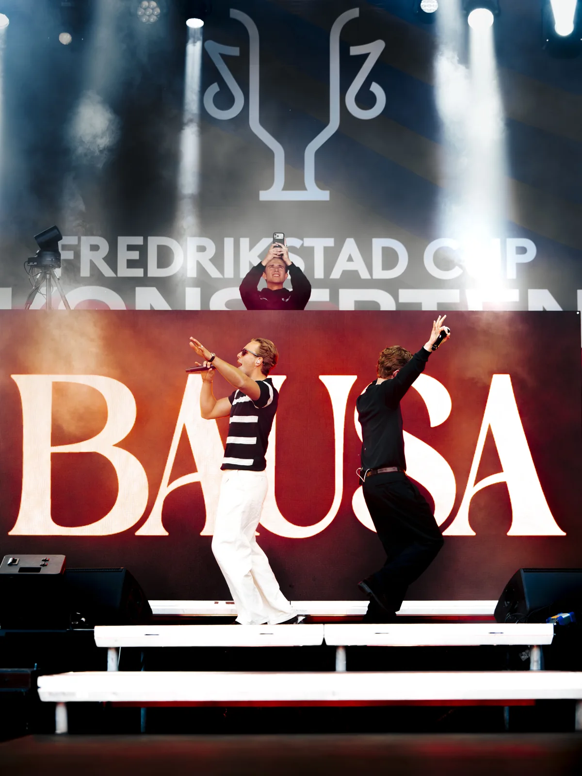 Bausa på scenen under cupkonserten