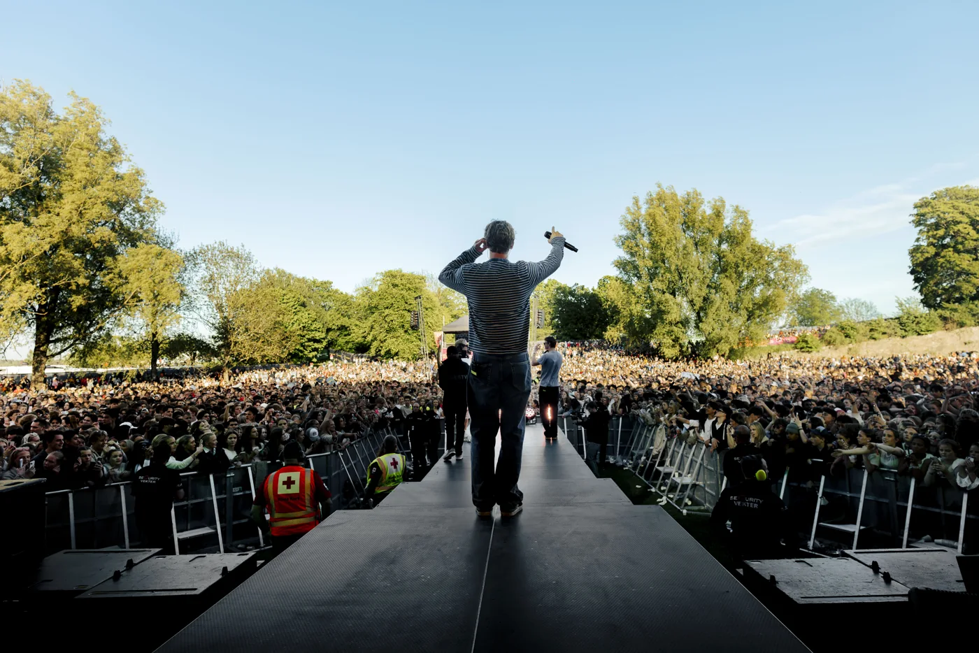 Artist på scenen foran publikum