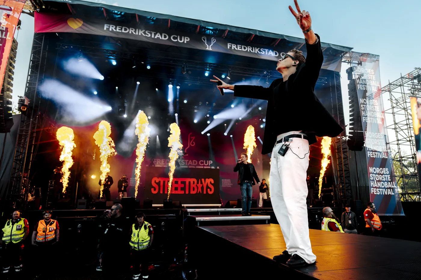 Artister og flammeeffekter på scenen