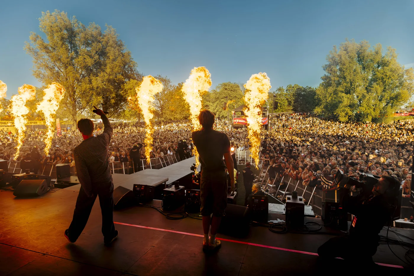 Konsertstemning med flammeeffekter og publikum