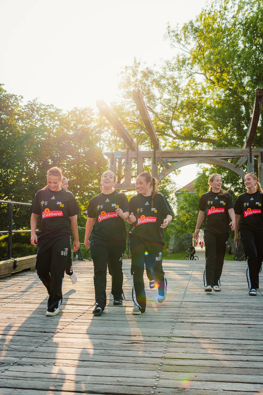 Deltakere i svarte cuptrøyer fra Fredrikstad Cup 2025
