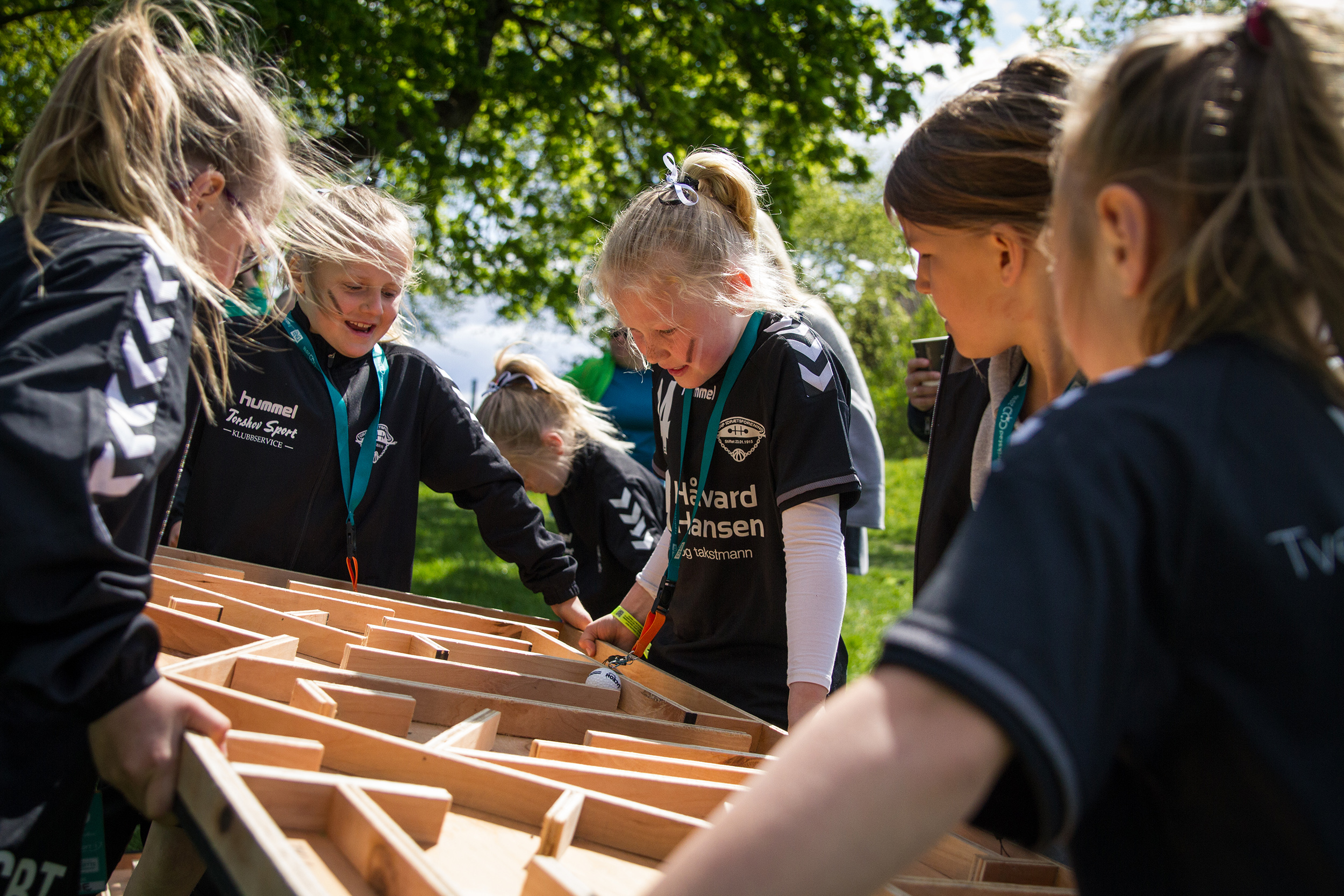 Spillere samarbeider om en oppgave på Kongsten Fort