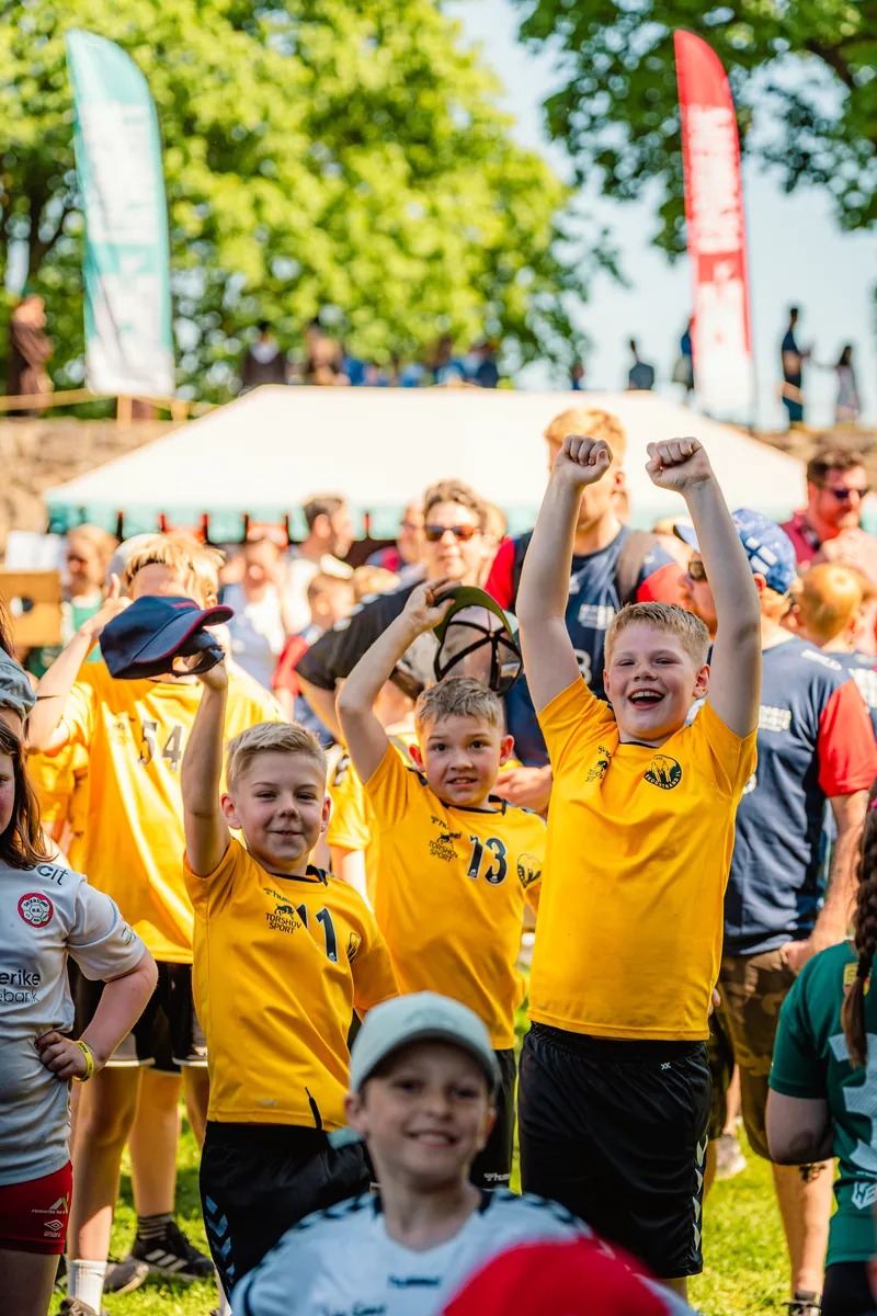 Lag i gule drakter jubler sammen