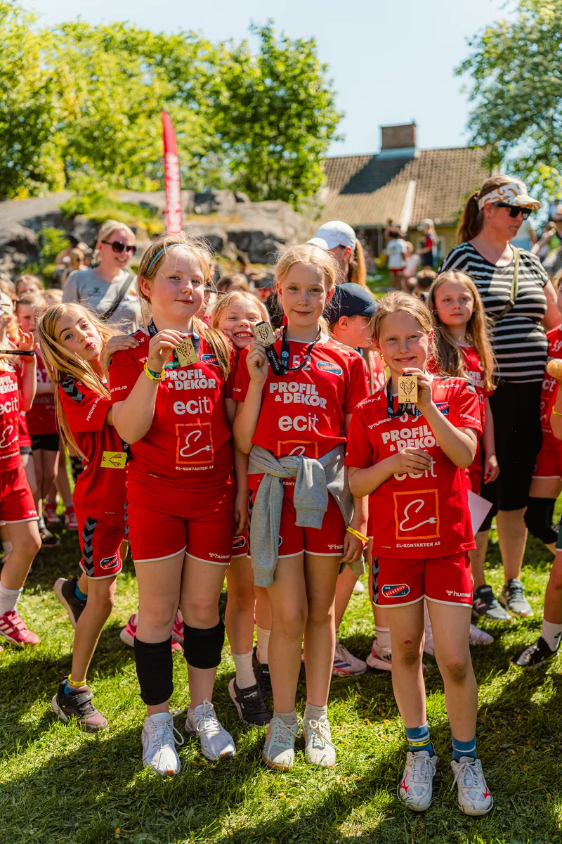 Et lag viser fram medaljene sine etter aktivitetene