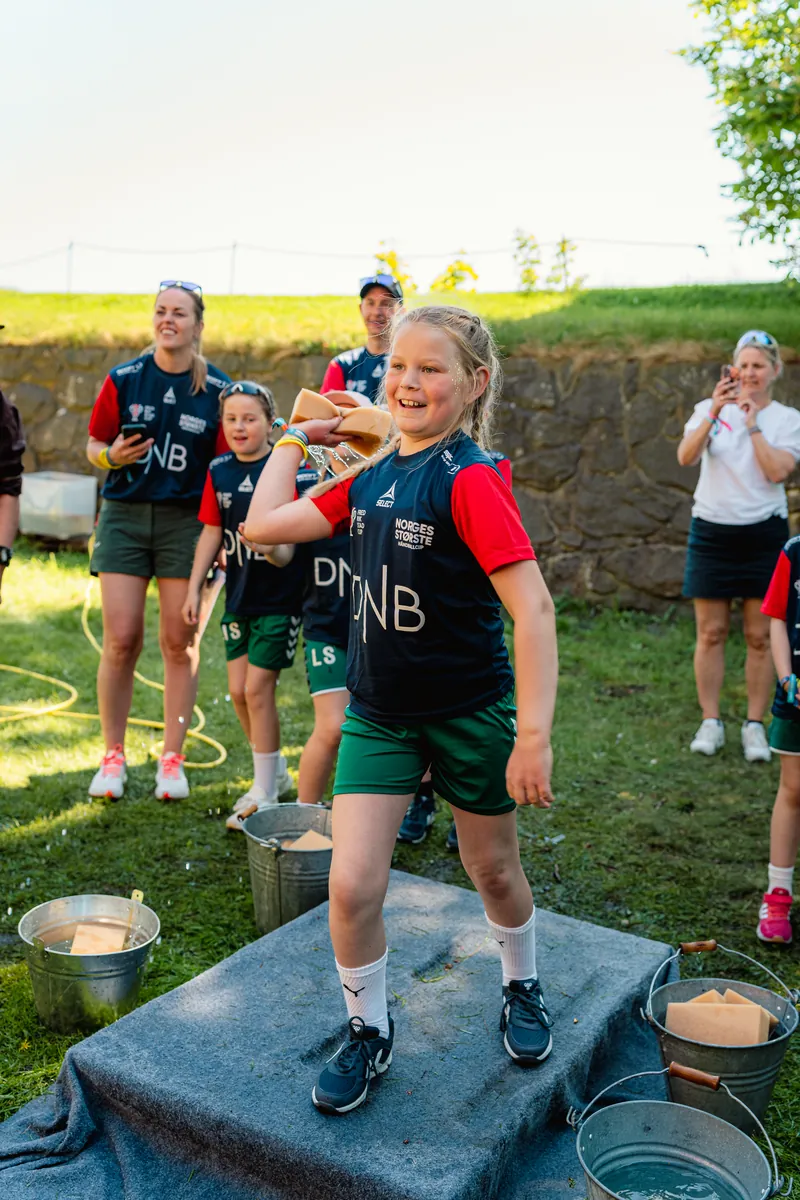 Spiller balanserer med treklosser som del av en oppgave