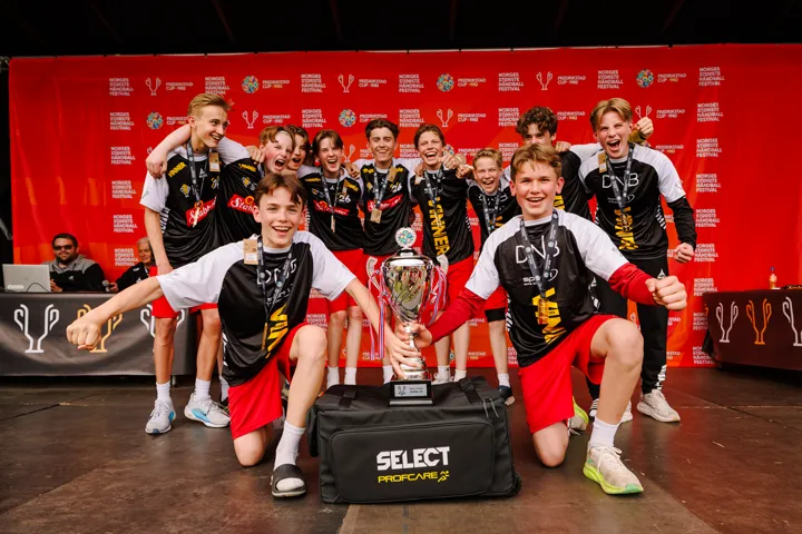 Håndballag feirer med pokal og medaljer