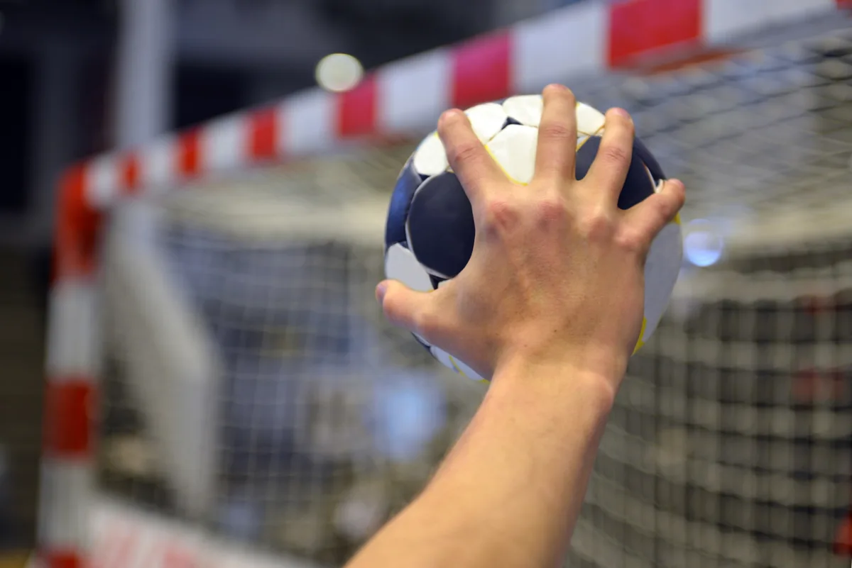 Lagkonkurranse med baller over nett