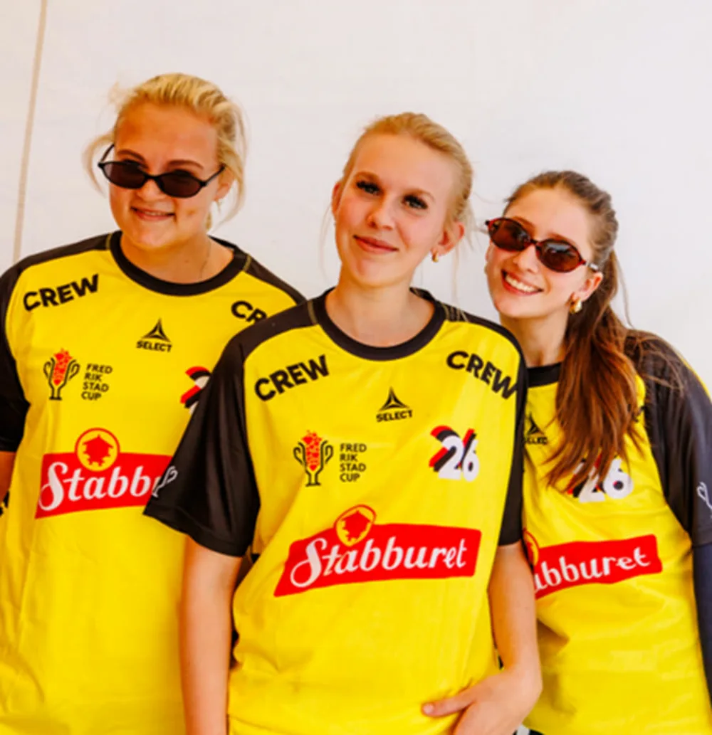 Frivillige i gule cuptrøyer med Stabburet-logo i 2026