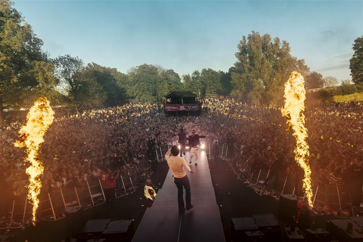 Konsertpublikum og sceneshow under Fredrikstad Cup
